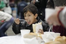 Kilencedik éve nő a gazdaság, a családok 31 százaléka mégsem tudja fizetni a számlákat