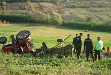 Meghalt egy 58 éves férfi, miután a traktor alá szorult