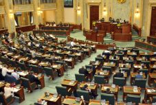 Szenátus: köztisztviselők szolgálati időn kívül is kell tiszteljék az emberi méltóságot