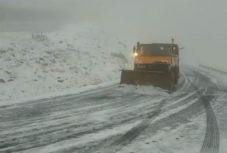 Már dolgoznak a hókotrók a romániai hegyekben