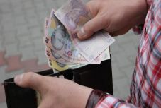 Nő jövő évtől a minimálbér: a szakszervezetek szerint megalázóan kis összeggel