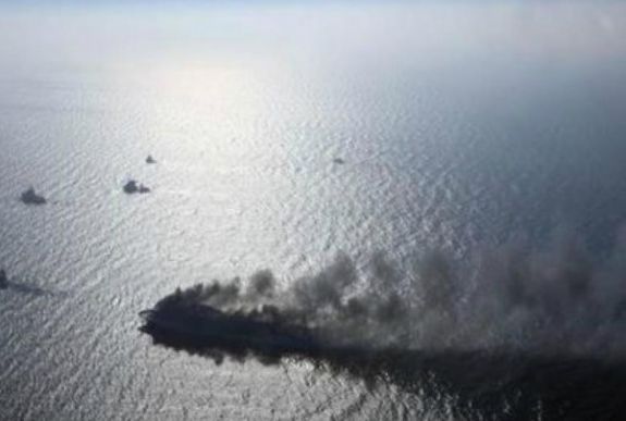 Lángra kapott egy komp, több száz ember van a fedélzeten