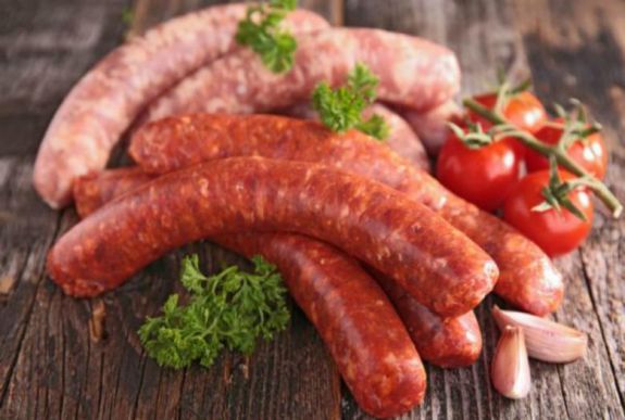Kis mértékben növelheti a mellrák kockázatát a sok szalonna és kolbász fogyasztása