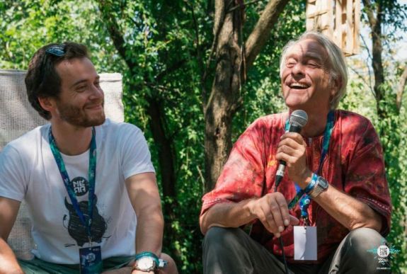 Fontos elismerést kapott az erdélyi népzenészekkel forgató brit újságíró