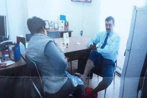 A takarítónővel pedikűröztet az irodájában a városházi igazgató