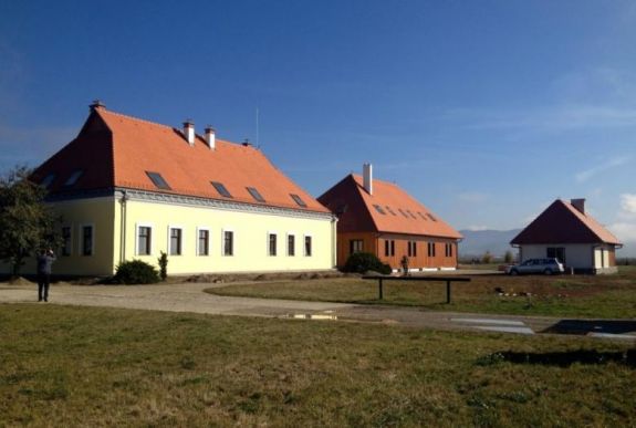 Csíkszentsimonban átadták a Szent László Lovardát