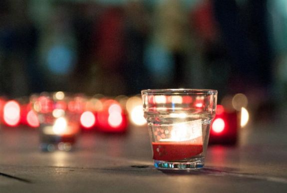 Több száz gyertyaláng lobbant fel a nélkülözőkért Csíkszeredában