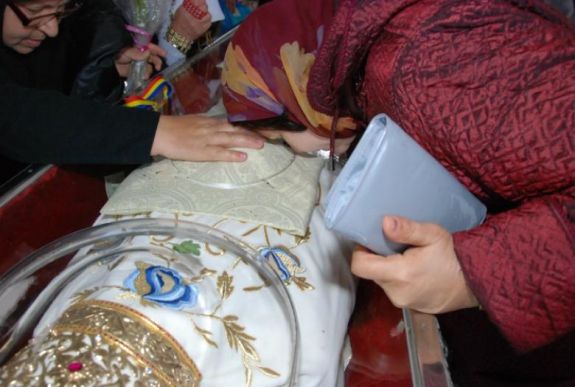 Tömegesen lettek rosszul a zarándokok a Iaşi-i székesegyháznál