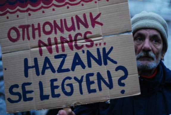 Hétfőtől börtönnel büntethető a hajléktalanság Magyarországon