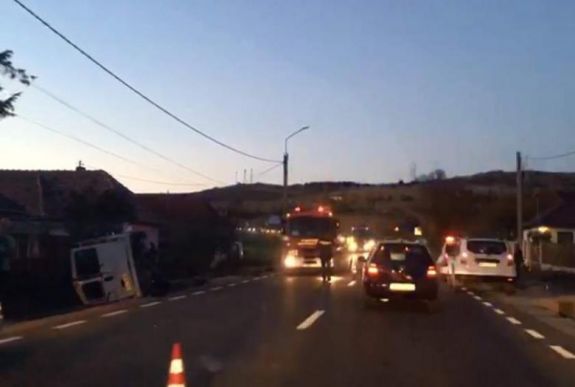 Gyerekeket szállító kisbusz borult fel Ákosfalván