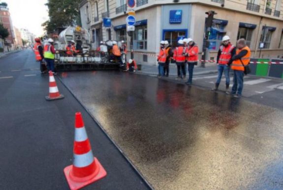 Zaj- és hőségcsökkentő aszfalttal kísérleteznek Párizsban