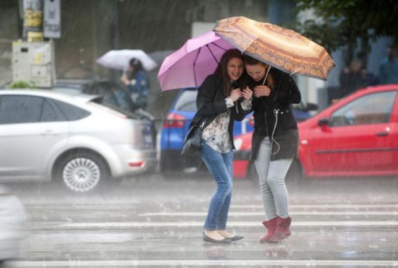 Vegye elő esőkabátját, vigyen magával esernyőt