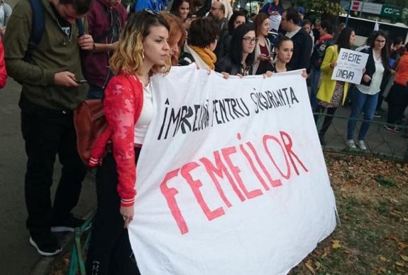 Több száz személy vett részt a nők elleni erőszak elleni menetelésen