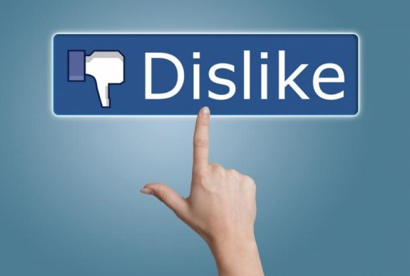 Egy éven át hazudozott a Facebook