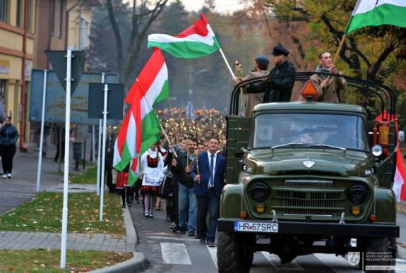 Megbüntették Székelyudvarhely polgármesteri hivatalát az október 23-i piros-fehér-zöld szalagok miatt