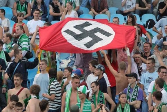 Felszólították a tagállamokat: tiltsák be a neonáci csoportokat