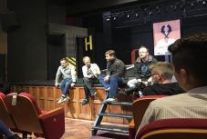 A főnök meg én meg a főnök című vígjátékot mutatják be Csíkszeredában