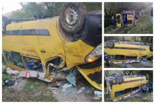 Felborult egy iskolabusz, több gyerek került kórházba