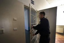 Az igazságügyi miniszter leváltását követelték a Bukarestben tüntető börtönőrök