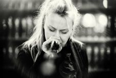 Magyar költészet beatboxszal: Erdélyben turnézik Szirtes Edina Mókus és Jammal