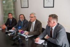 Tőkés: Trianonra az autonómia a válasz