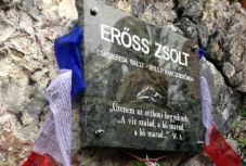 Eltűnt az Erőss Zsolt emlékére állított tábla az Oltár-kőről