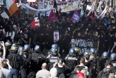 Véres tüntetés zajlott Macron ellen Párizsban