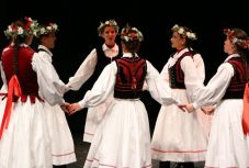 Csík környéki dalokat és táncokat mutat be a Hargita Együttes