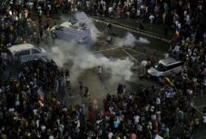 Előzetes letartóztatásban a diaszpóra tüntetésén csendőröket bántalmazó tüntetők