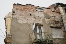 Aradon is jön a többletadó a romos épületekre