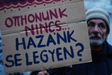 Hétfőtől börtönnel büntethető a hajléktalanság Magyarországon