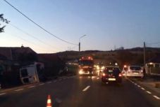 Gyerekeket szállító kisbusz borult fel Ákosfalván