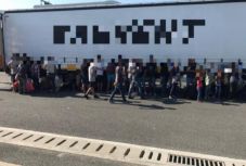 47 határsértőt találtak egy porcelánt szállító kamionban 