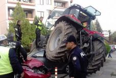 Traktorral tüntetett a török parlamentnél, lábon lőtték