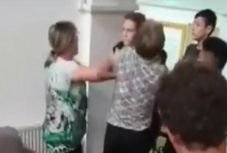 Menesztették a hallássérült diákot bántalmazó felügyelőnőt