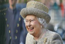 Ez II. Erzsébet királynő kedvenc körömlakkja