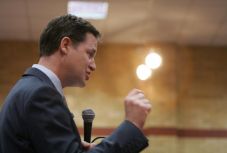 Magas rangú brit ex-politikus lett Mark Zuckerberg jobbkeze