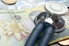 A romániai egészségügyi alkalmazottak fizetésével „bezzegezik” az MSZP