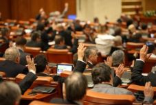 FRISSÍTVE - Botrányosan fogadták el a civil szervezeteket ellehetetlenítő törvényt