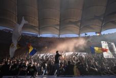 Magyarellenes rigmusok miatt büntette az UEFA zárt kapus meccsel Romániát