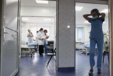 Arafat elvárja, hogy az orvosok dolgozzák le a napi nyolc órát az állami kórházakban