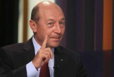 Băsescu a Facebookon támadta Mark Ruttét és Frans Timmermanst