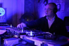 Időutazás Kolozsváron: Emil Boc keverte a zenét a nyolcvanas évek diszkójában