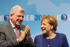 Merkel pártja kapta a legtöbb szavazatot, de nagyot zuhantak