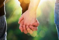 FRISSÍTVE- Iktatták a bejegyzett élettársi kapcsolatot szabályozó törvény tervezetét