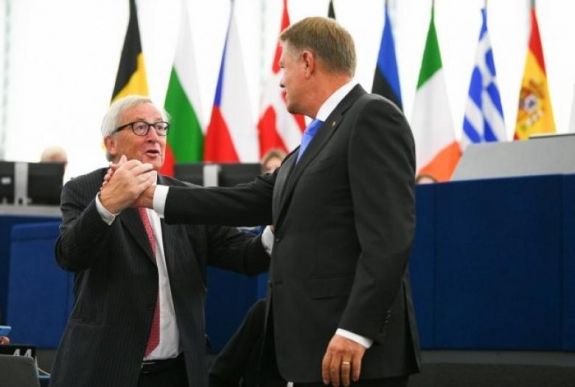 Juncker magyar történelemkönyvet kapott ajándékba – a román centenáriumra