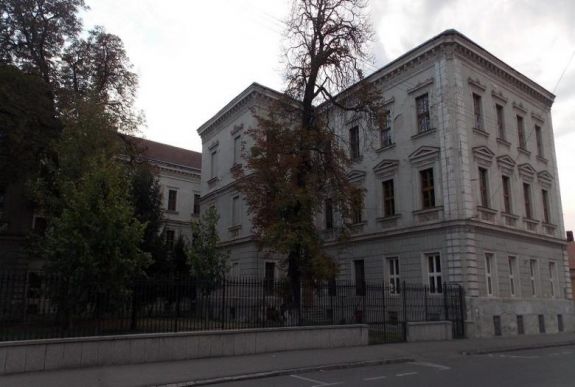 A nagyváradi önkormányzat egy per alatt álló ingatlant akar felújítani