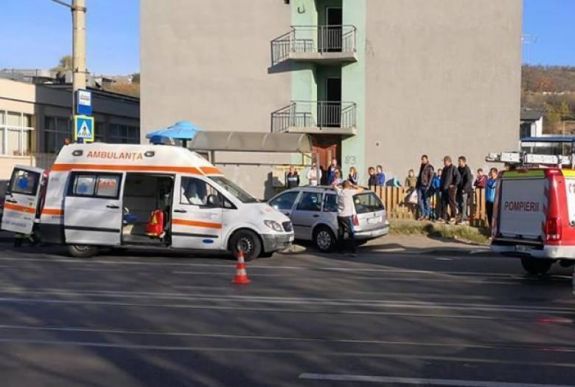 Megállóban várakozó nőt és gyermekét gázolta el egy autó