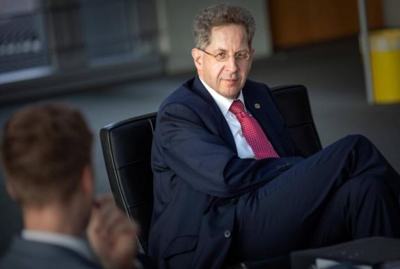 Menesztik a német belső elhárítás vezetőjét