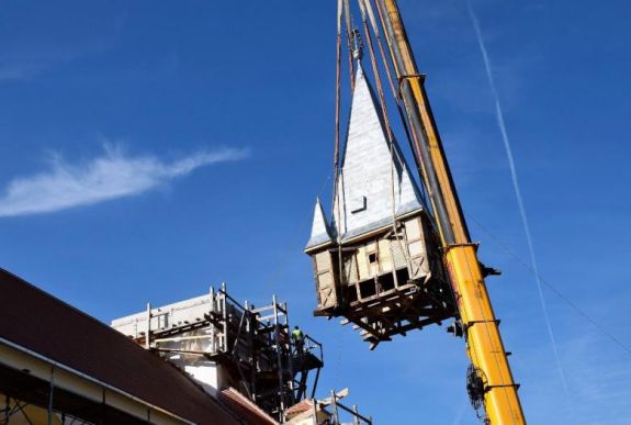 Temes megye: helyére került a tavalyi viharban ledöntött toronysüveg